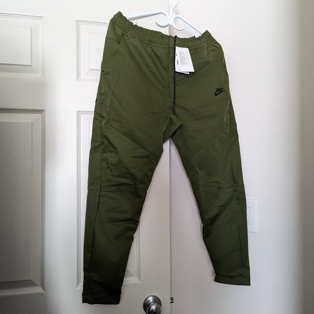 Nike Tech Essential Commuter Woven Pants Mens in Army Green